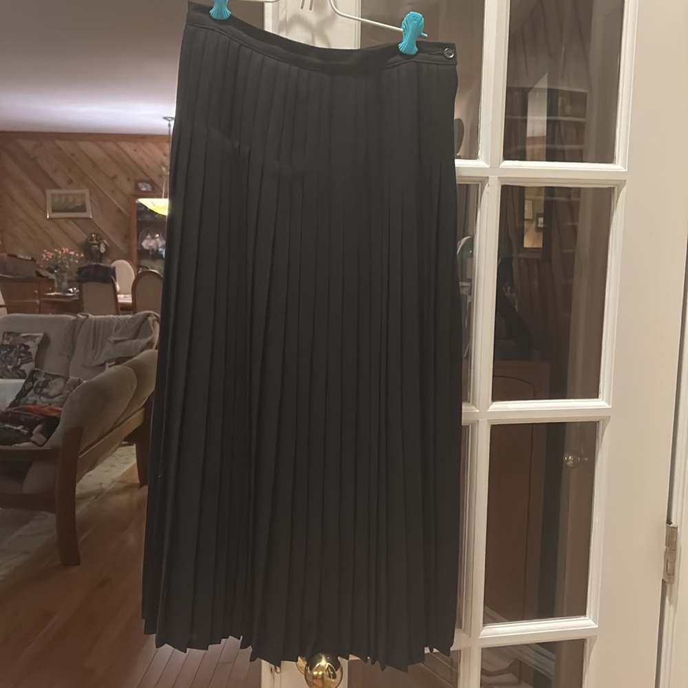 Long pleated Black Skirt - Picture 5 of 9